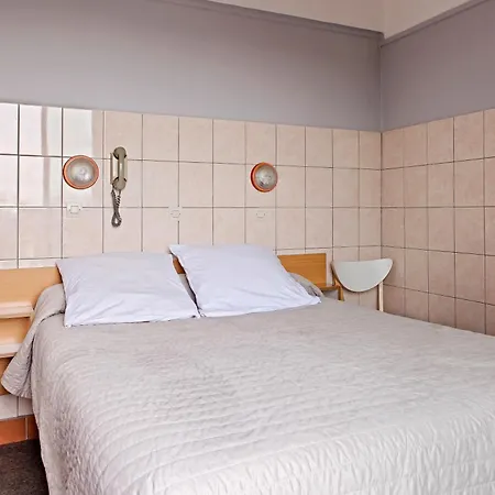 De La Comete Hotel *